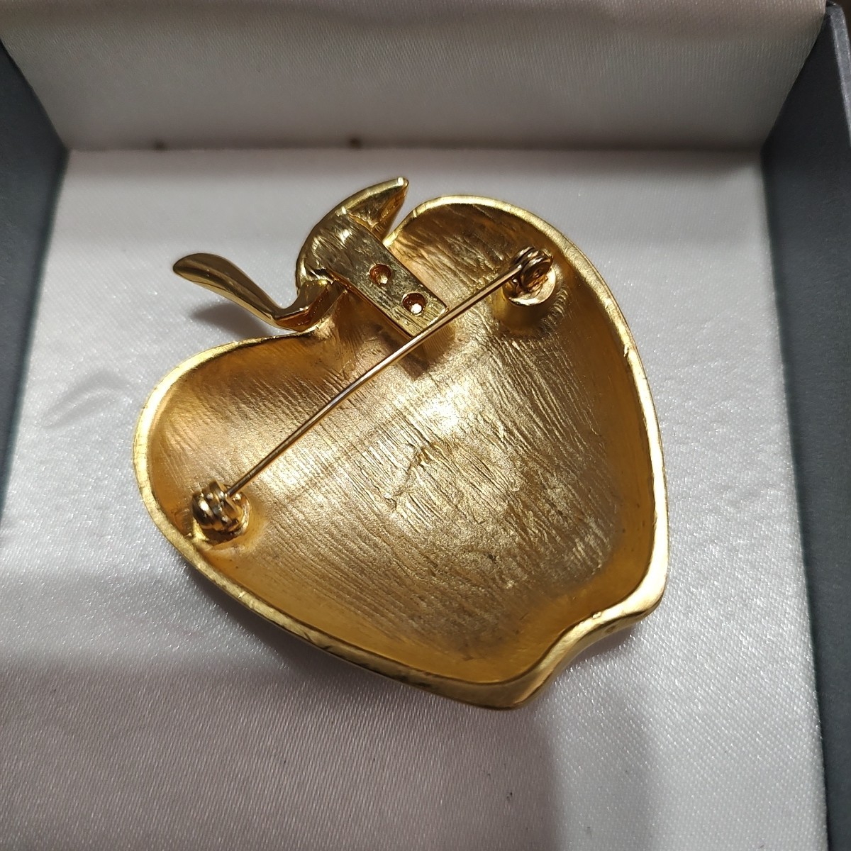 Goldtone Apple Broche oversize design pomme Vintage 1990s Teacher