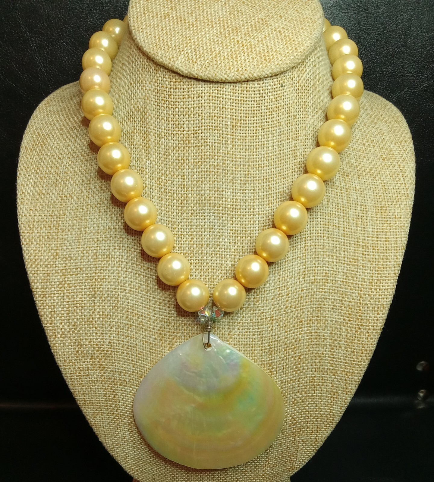 MADE WHIT LOVE Faux Pearls Necklace Mother Of Pearl Shell Pendent. 7844
