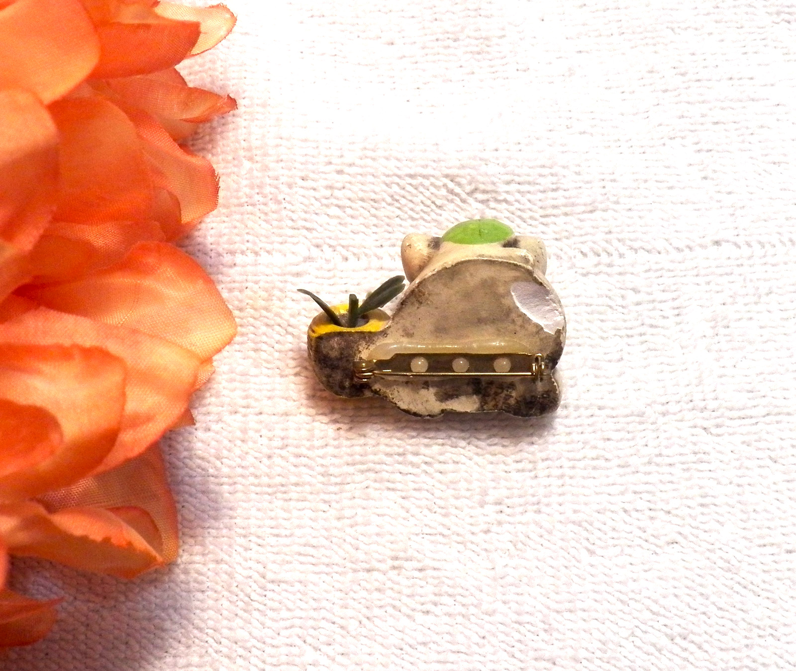 CLASSIC BROOCH WHIMSICAL PIG BOVINE SWINE HOG BOAR SNOUT CURLY TAIL PLASTIC K8