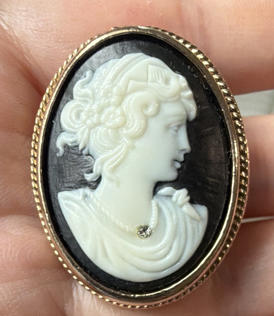 Avon Signed Gold Tone Oval Cameo Brooch Pin Black & White Metal