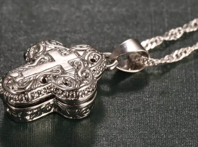 Silver-Tone Metal Alloy CROSS Pendant Necklace Locket ~ Singapore Twisted Chain