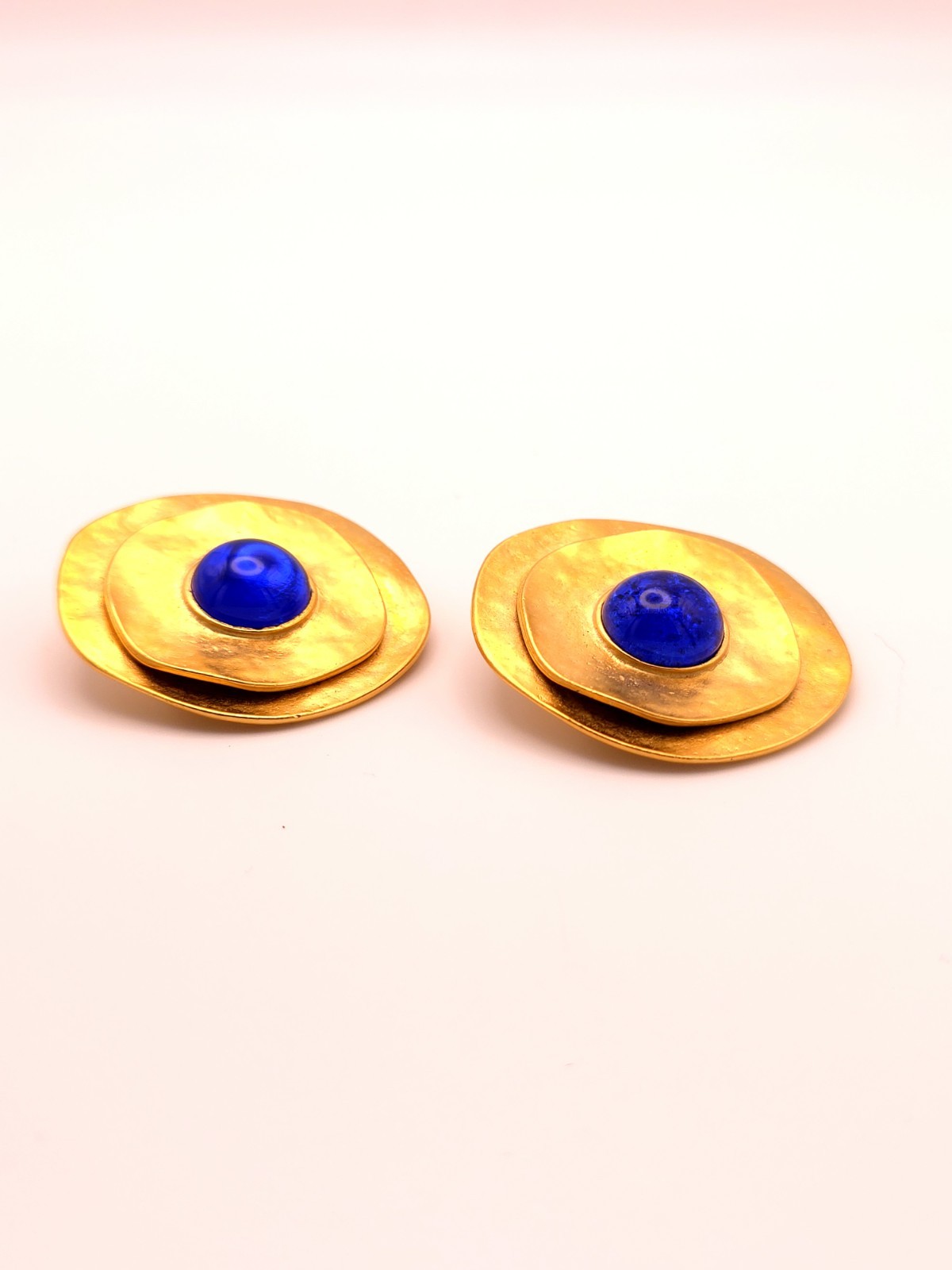 Les Bernard Hammered Gold Disc Necklace & Clip-On Earrings Set Blue Red Green