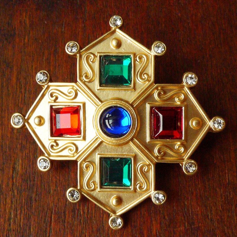 Retro Court Gold Color Treasure Brooches Antique Gem Exquisite Brooch Jewelry