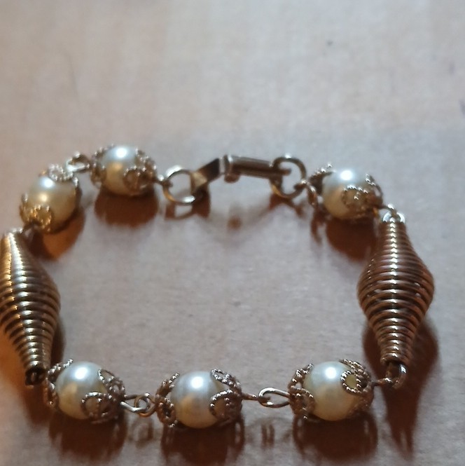 Gold Tone Pearl Beaded Round Link Chain Bracelet.