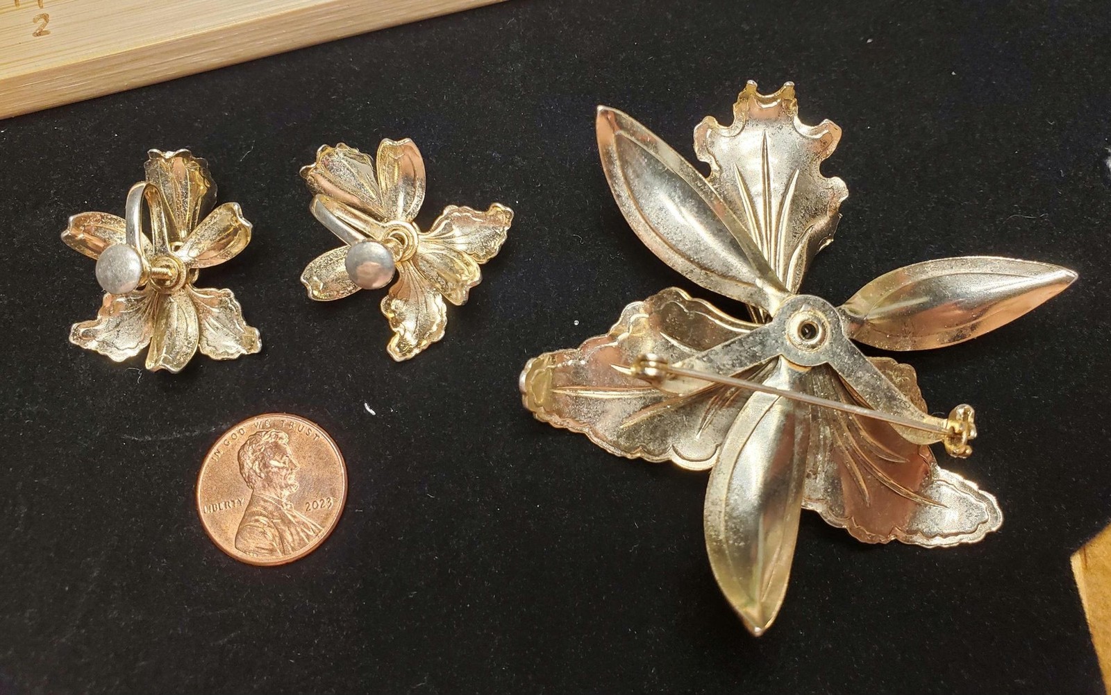 Vintage Orchid Enamel Jewelry Set | Gold-Tone Brooch, Earrings | Lavender & Whit