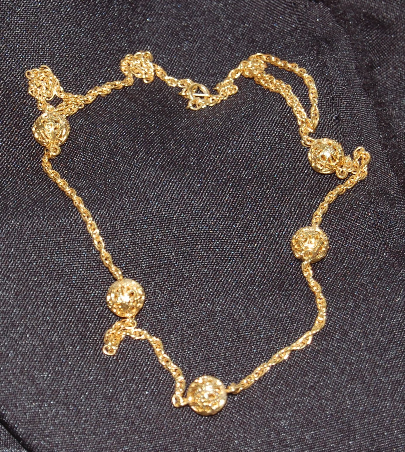 Very Unique Beautiful 26″ Necklace has (5) 4cm Round Gold Spheres Chain Necklace
