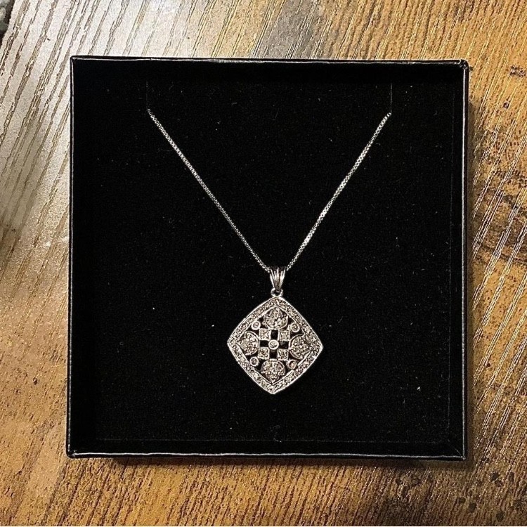Femme Luxe Vinenna Vintage Diamond Pendant 18“ Box Chain 925 Sterling Silver