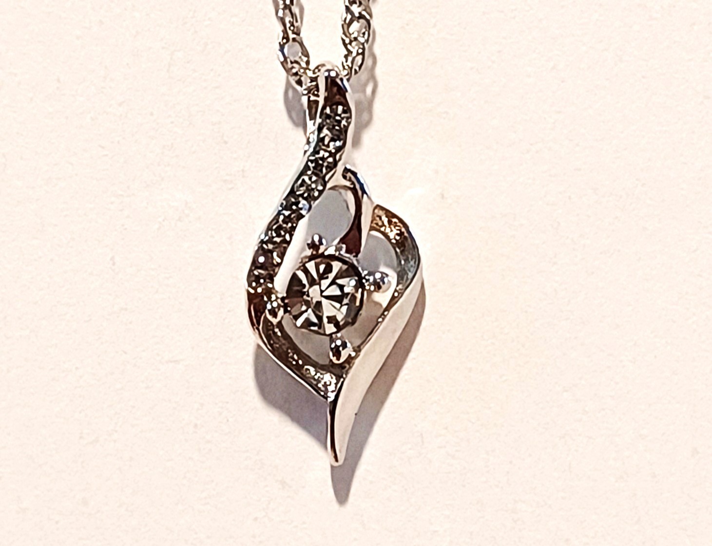 Fashionable Elegant Women’s Faux Gem Stone Pendant Necklace – Any Occasion