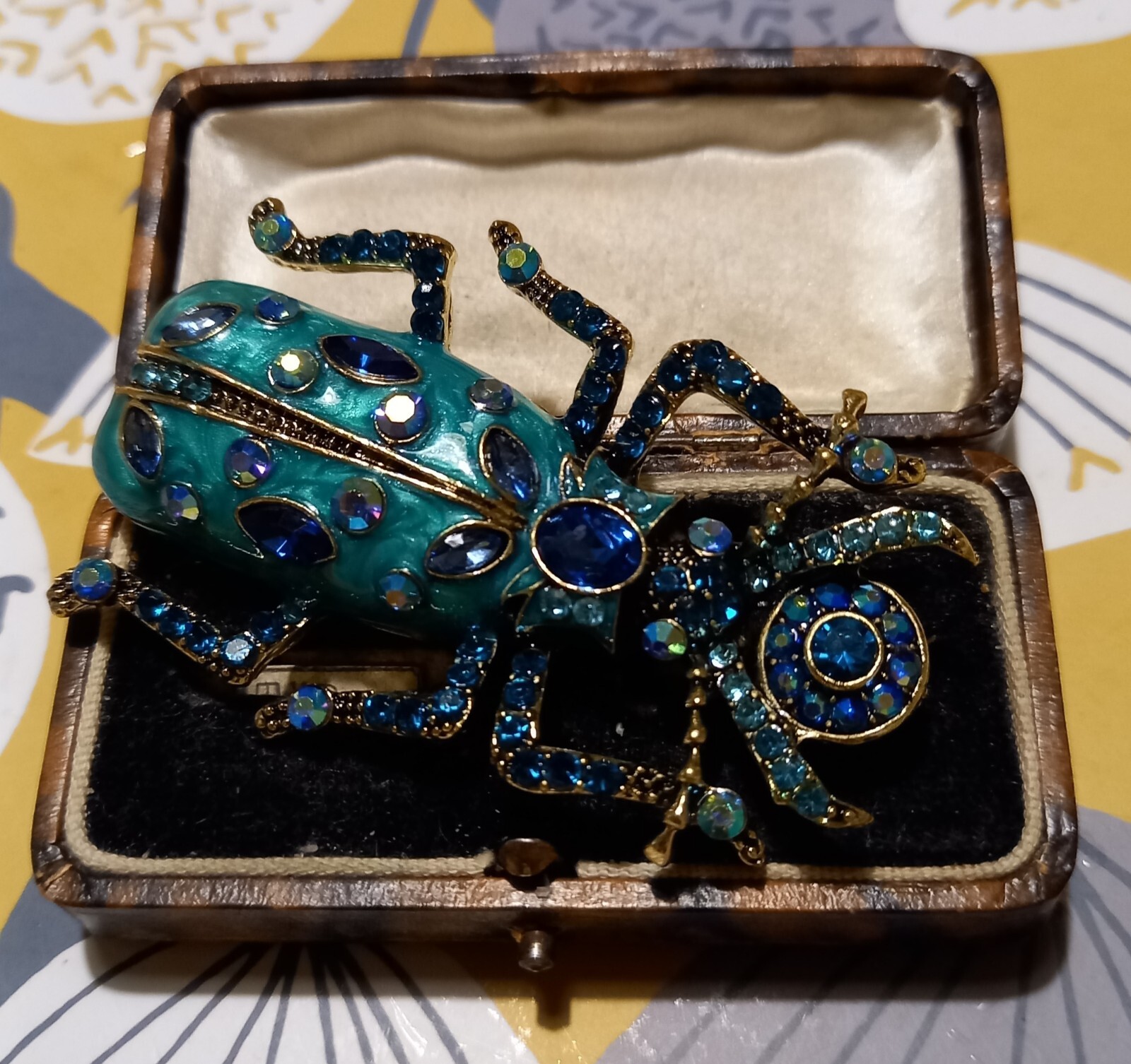 VINTAGE STYLE GOLDTONE TEAL COLOURED ABSTRACT INSECT BROOCH