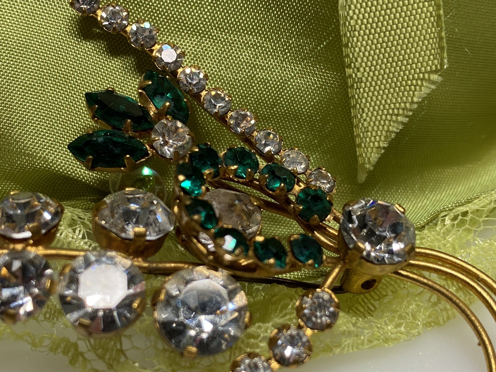 Vintage Brooch Flower Rhinestones Gem Spray Gold Metal 10.30g 1950′ zz