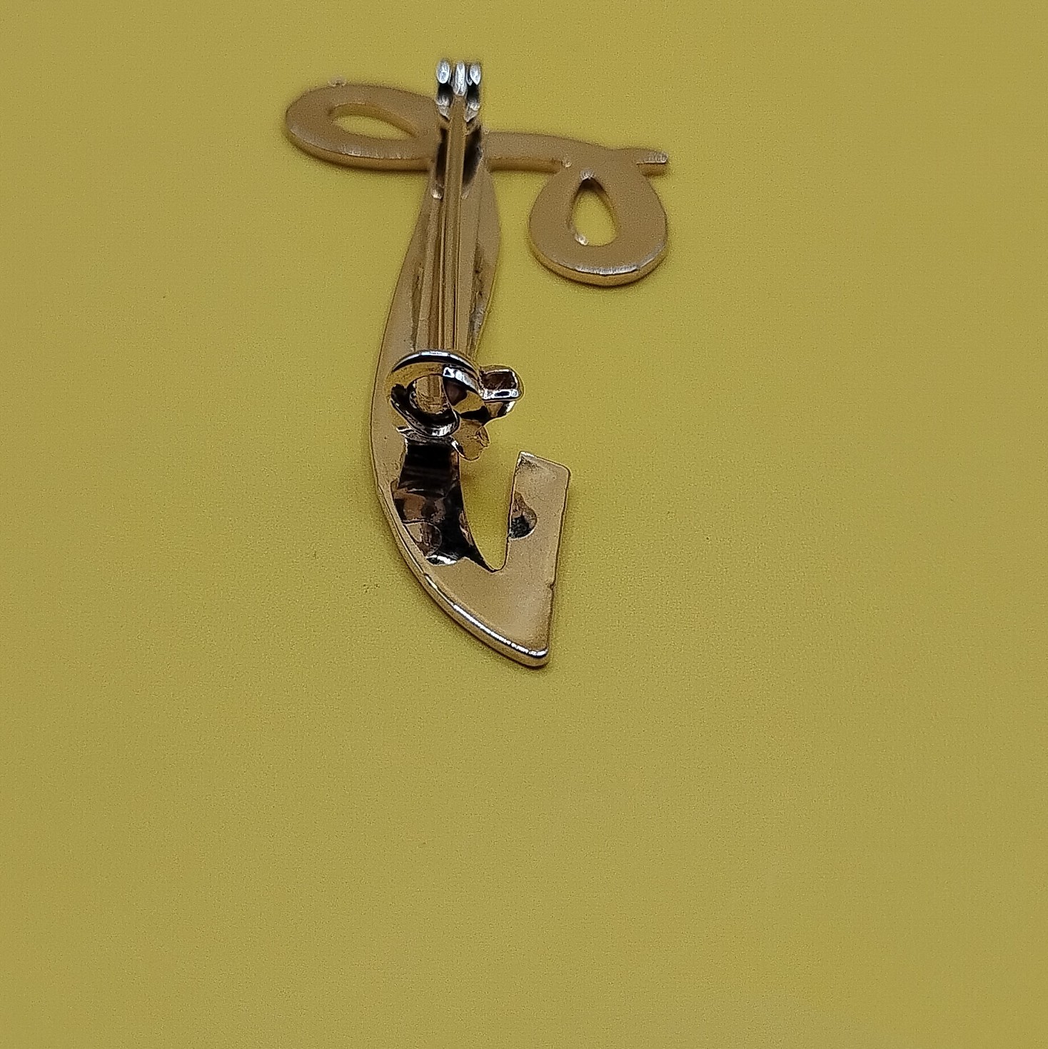 Gold Tone Metal Letter L Brooch Pin, No Stones, Letters Numbers & Words Theme
