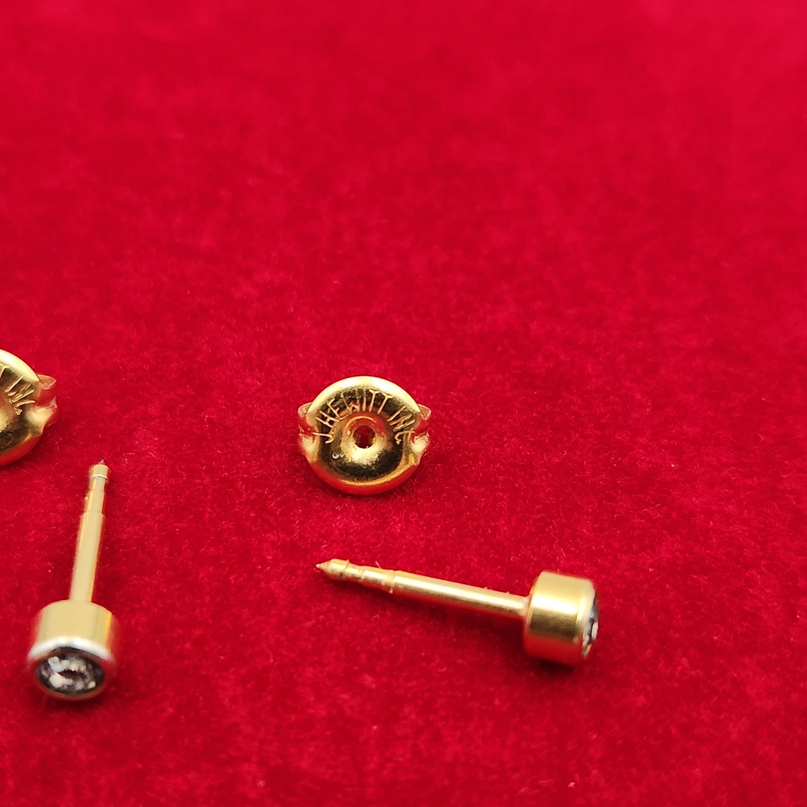 J Hewitt Gold Tone Stud Pierced Earrings whit One Clear Crystal