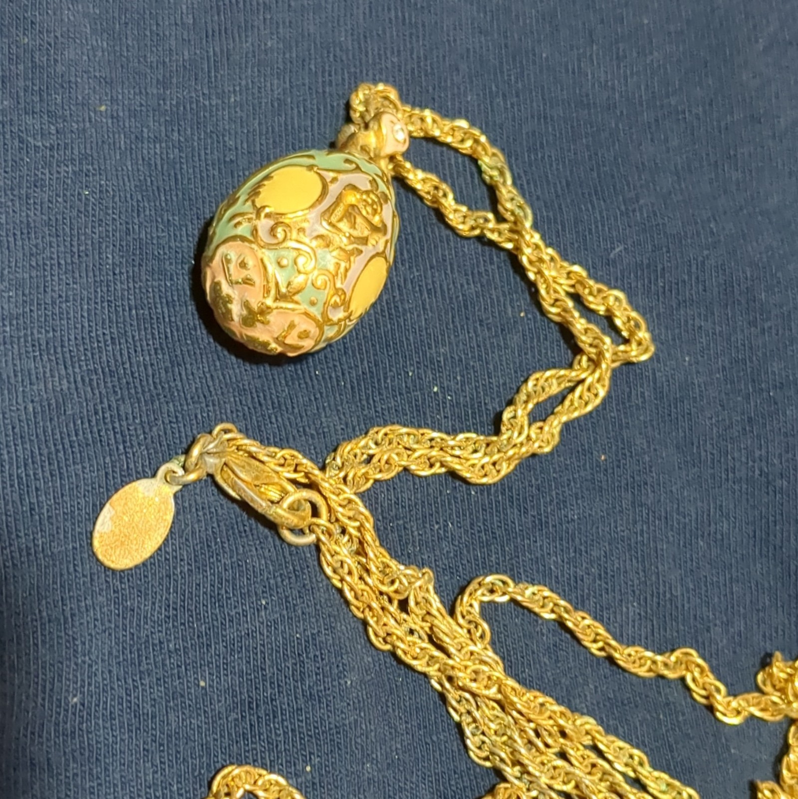 Avon Signed Gold Tone Rope Chain Necklace Green Enamel Teardrop Pendant
