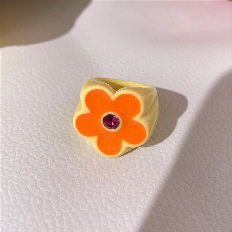 Multicolored resin oil drop ring, oval geometric style, adorned with flowers
