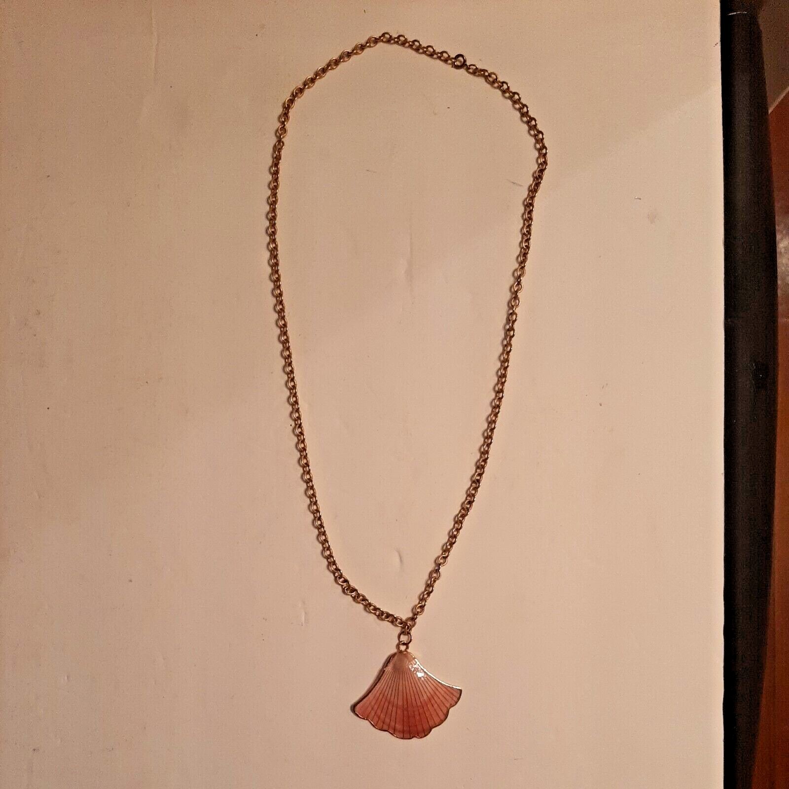 Pink Fan-Shape Shell Necklace Gold-tone 23″ Chain