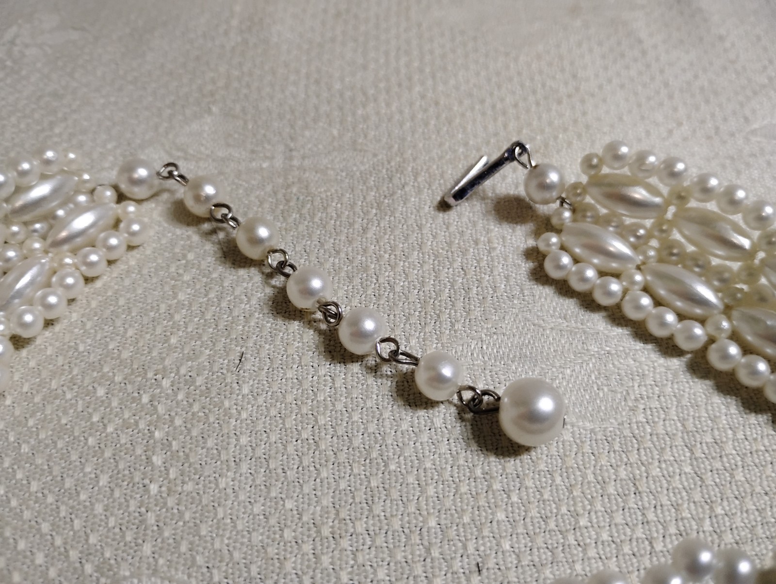 Vintage ST Metal Faux Pearl Oval & Round Bead 14.5″ Choker Necklace