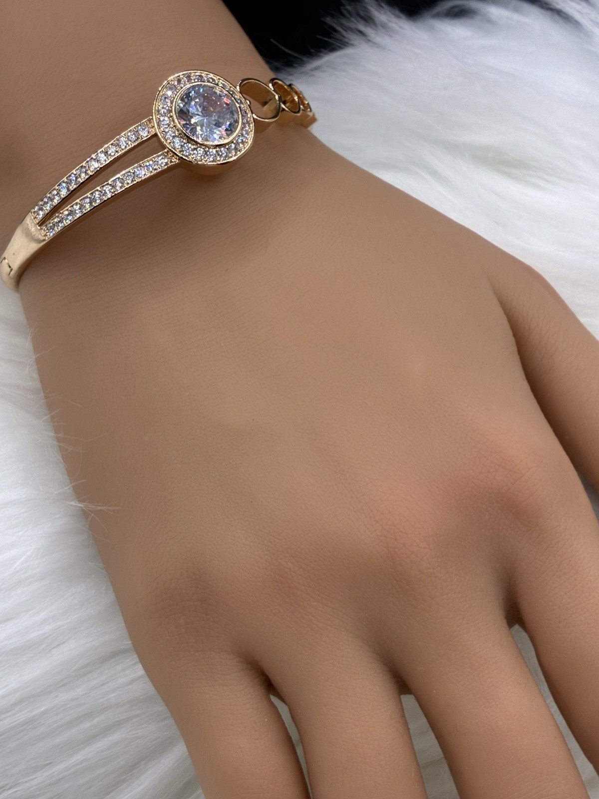 Round Centerpiece Rose Gold Bangle Fancy And Elegant Perfect For Any Occasion
