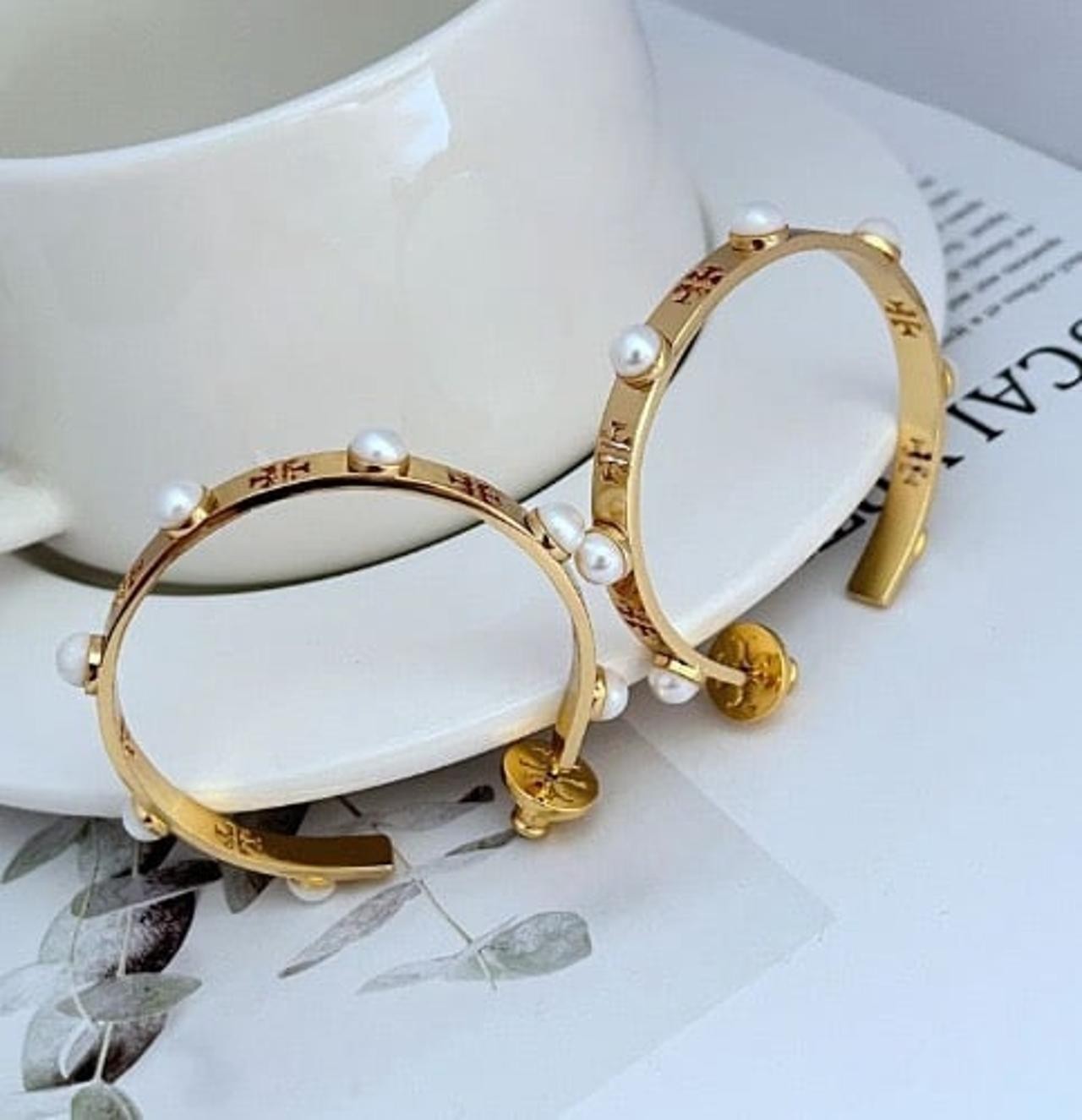 New! Burch Pearl & Logo Hoop with Jewelry Pouch Size:5.4*5.4cm