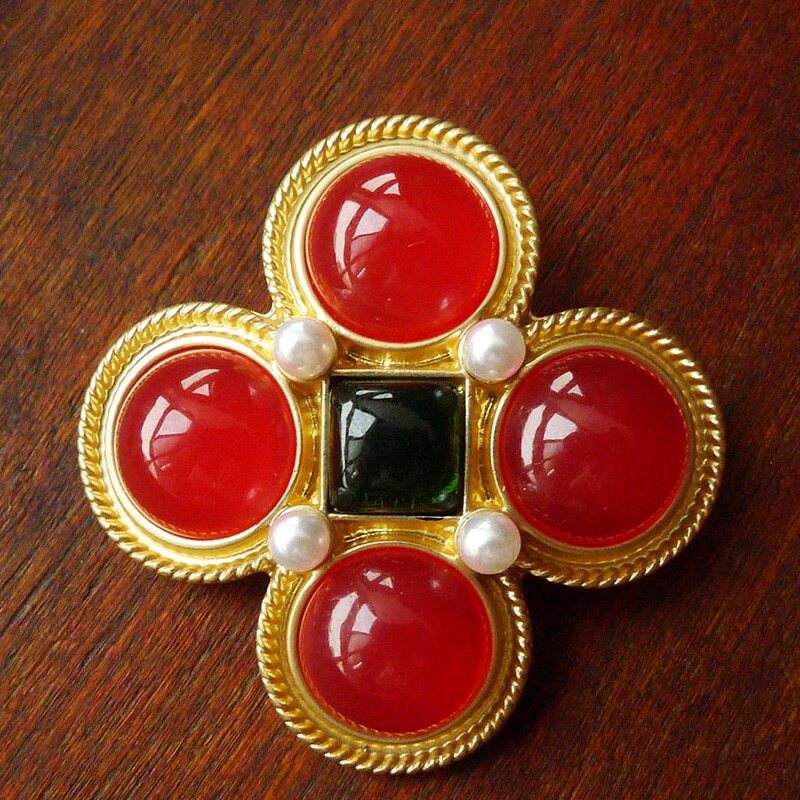 Retro Court Gold Color Treasure Brooches Antique Gem Exquisite Brooch Jewelry