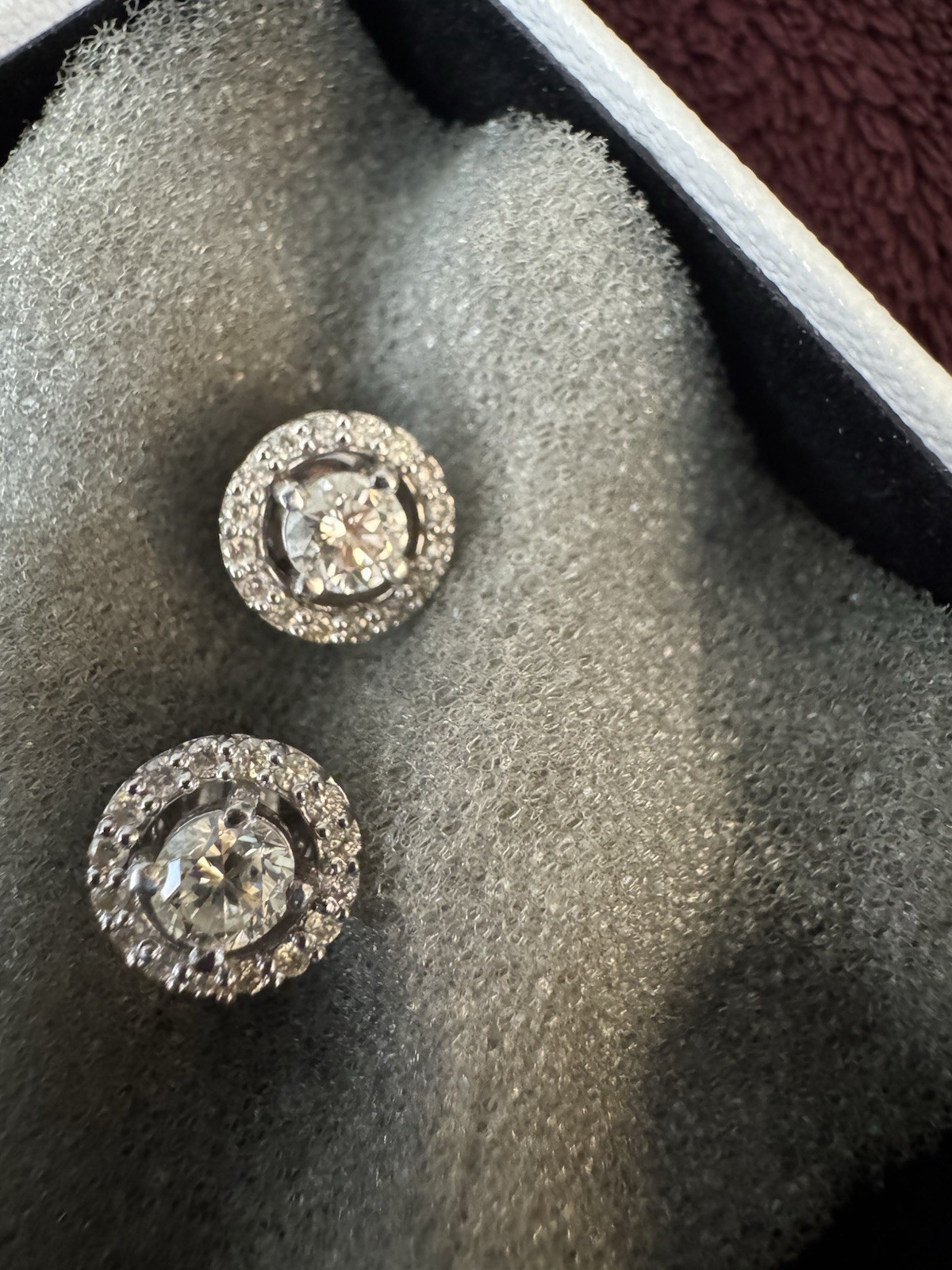 Round Brilliant Cut Diamond Studds