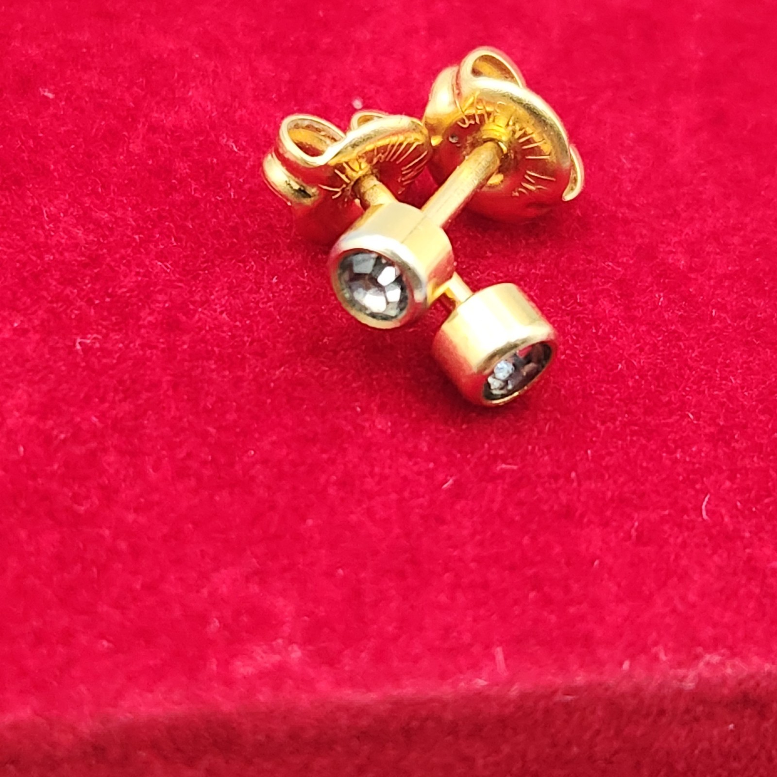 J Hewitt Gold Tone Stud Pierced Earrings whit One Clear Crystal