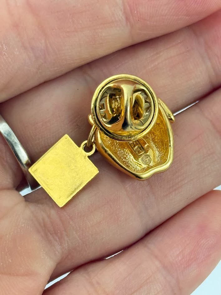 Vtg Roman Inc RR Teacher Apple Pin Gold Tone “A Teacher Touches a Heart”