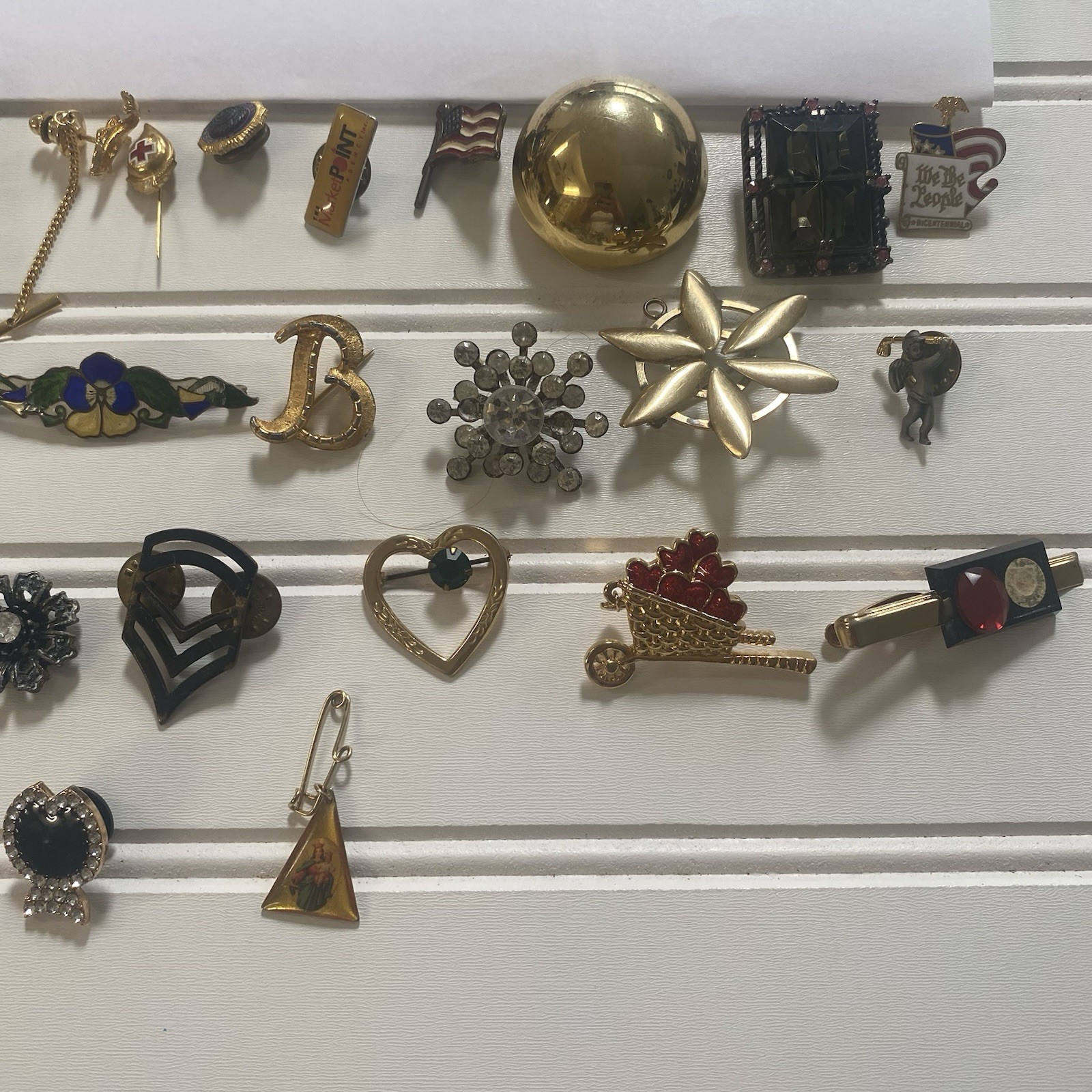 31 Pc Vintage Brooch Pin Lot Mixed Alloy All Different Estate Some Missing Gems