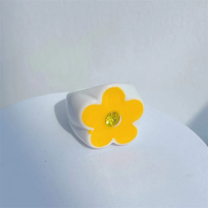 Multicolored resin oil drop ring, oval geometric style, adorned with flowers