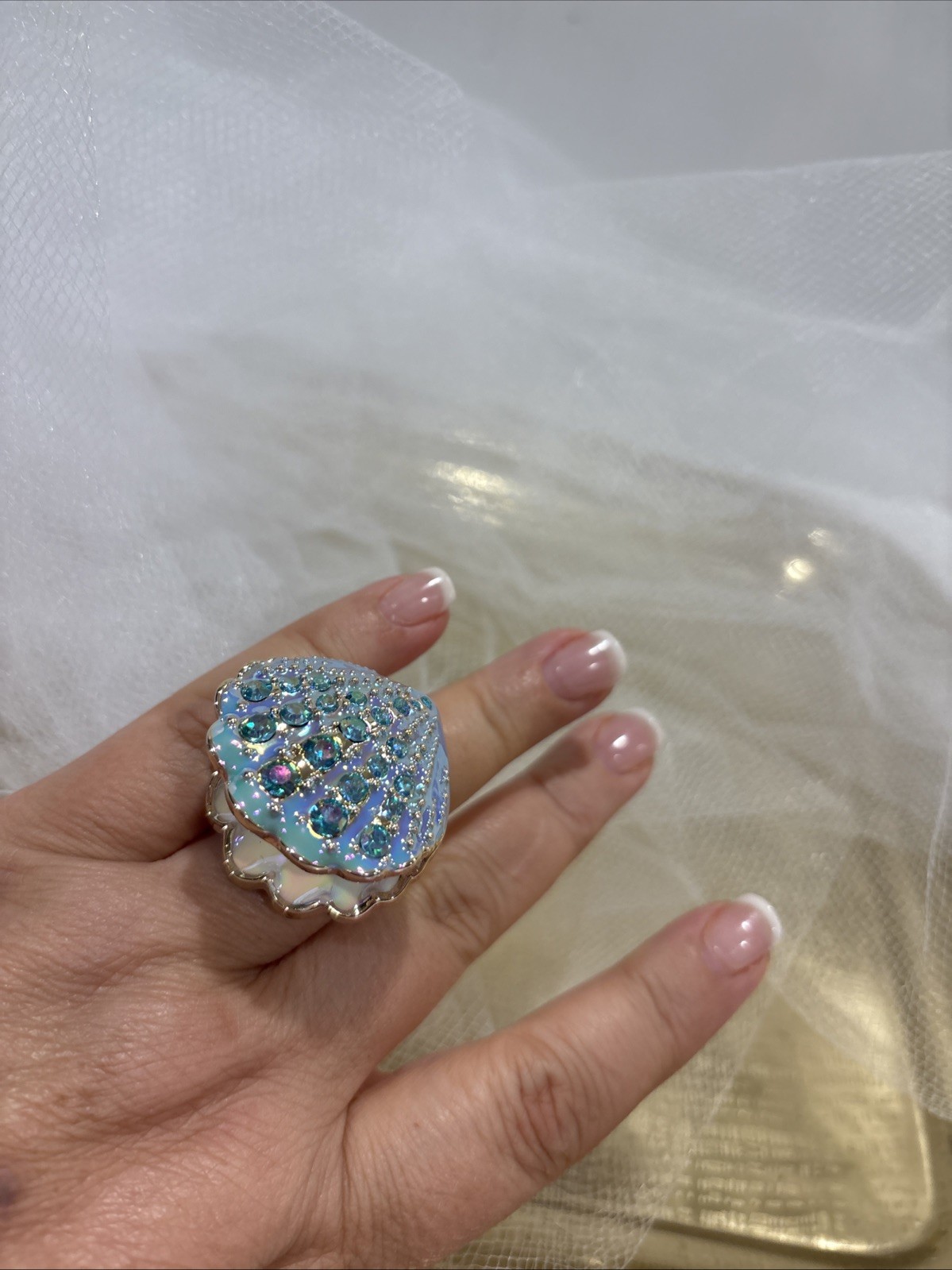 NEW PRETTY BETSEY JOHNSON IRIDESCENT SCALLOPED SEA SHELL STRETCH RING PEARL NWT