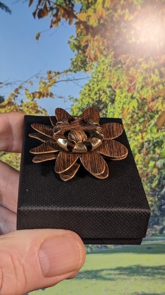Vintage 60s 70s Wood Effect Floral Alloy Brooch, in Box. 44mm