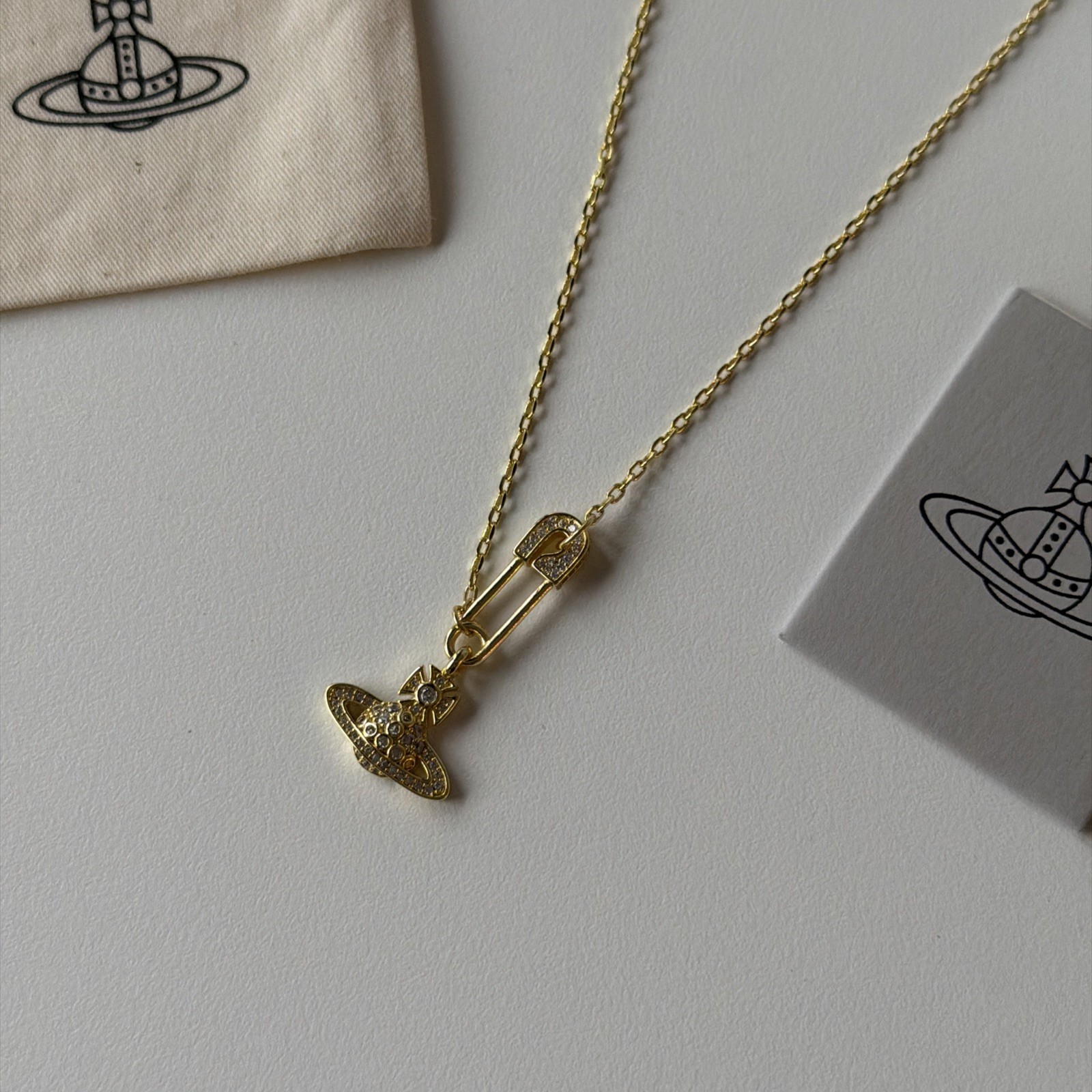 VW Lucrece Pendant Necklace – Gold
