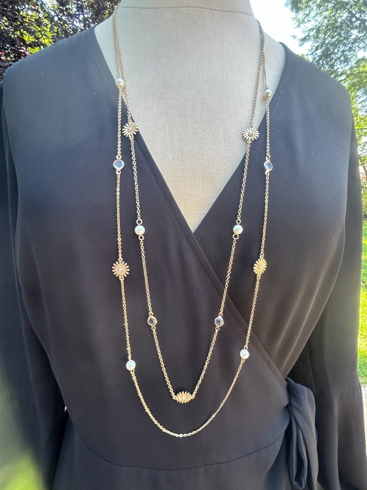 LOTE OF 2 LONG GOLD TONE NECKLACES ANN TAYLOR STAR BURS UMBRANDED STONE BAR PEND