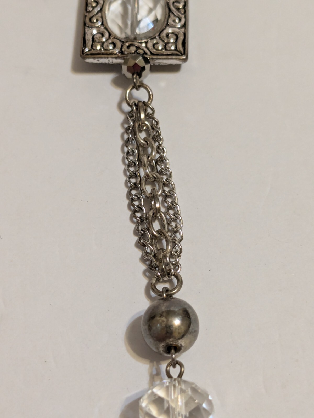 Etched Metal & Acrylic Gray/Clear Faceted Beads Silver Tone Pendant Necklace 29″