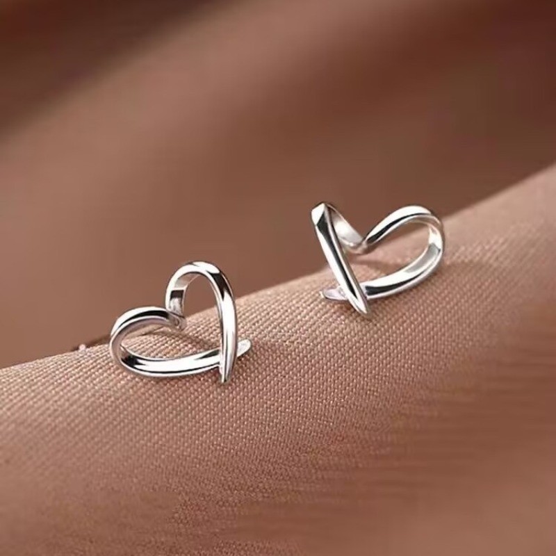 Women’s Fashionable Heart-shaped Ear Studs Simple Silvery Earrings Copper