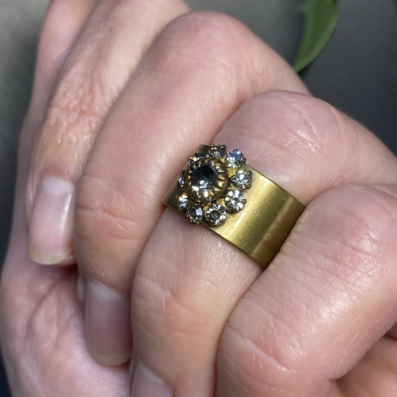 Vintage Bronze Halo Ring Band Estate Jewelry Pre-Owned Crystal Flower Size 5.5