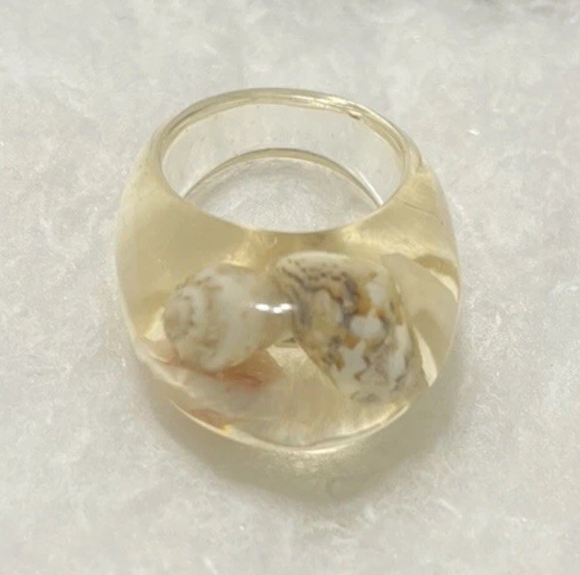 Clear Chunky Clear Resin Plastic Ring with Embedded Seashells, Approx Sz 6-7