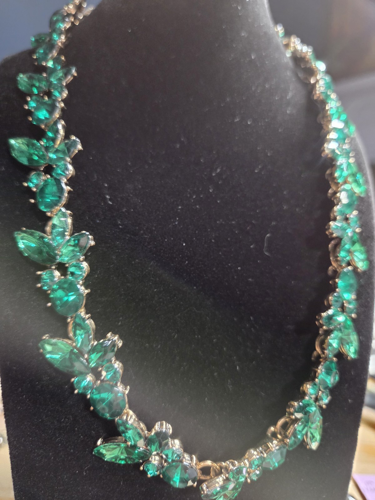 Gold Tone Emerald Green Acrylic Rhinestone Floral Necklace 18-20.5″