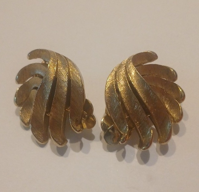 Vintage MGold Tone Textured Swirl Leaf Fan Clip-On Earrings, Trifari Stamped