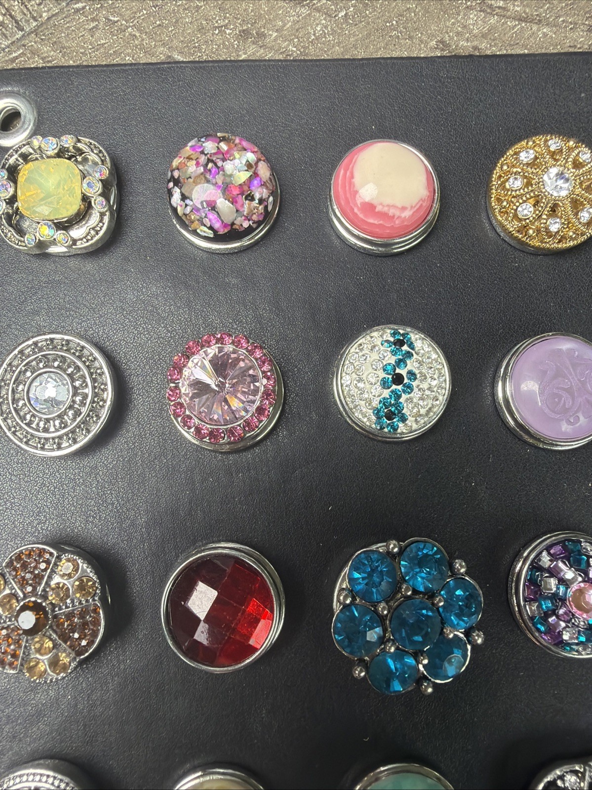 NEW 30 Regular Snaps 18mm 20mm Gingersnaps Charm Ginger Snap Button Lot W/Holder