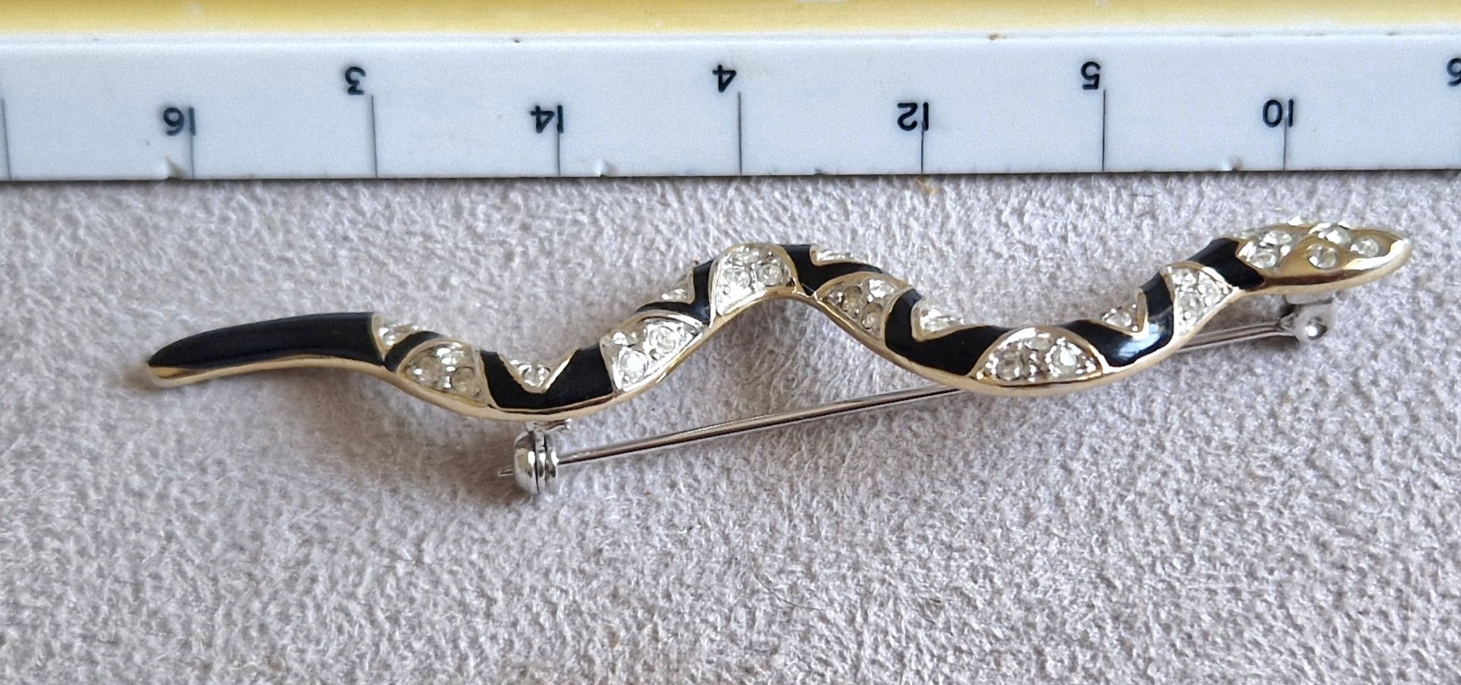 🐍 Vintage Silver Tone Snake Brooch – Black Enamel & Clear Rhinestones Wavy