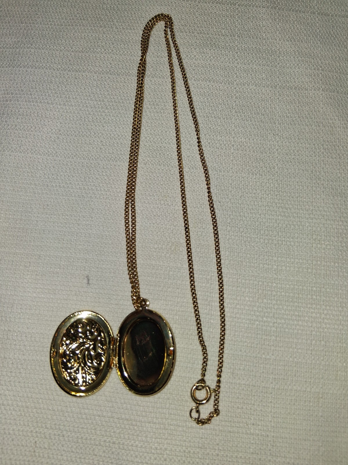 Gold Tone Oval Photo Locket Pendant Necklace Cable Chain Spring Ring Clasp