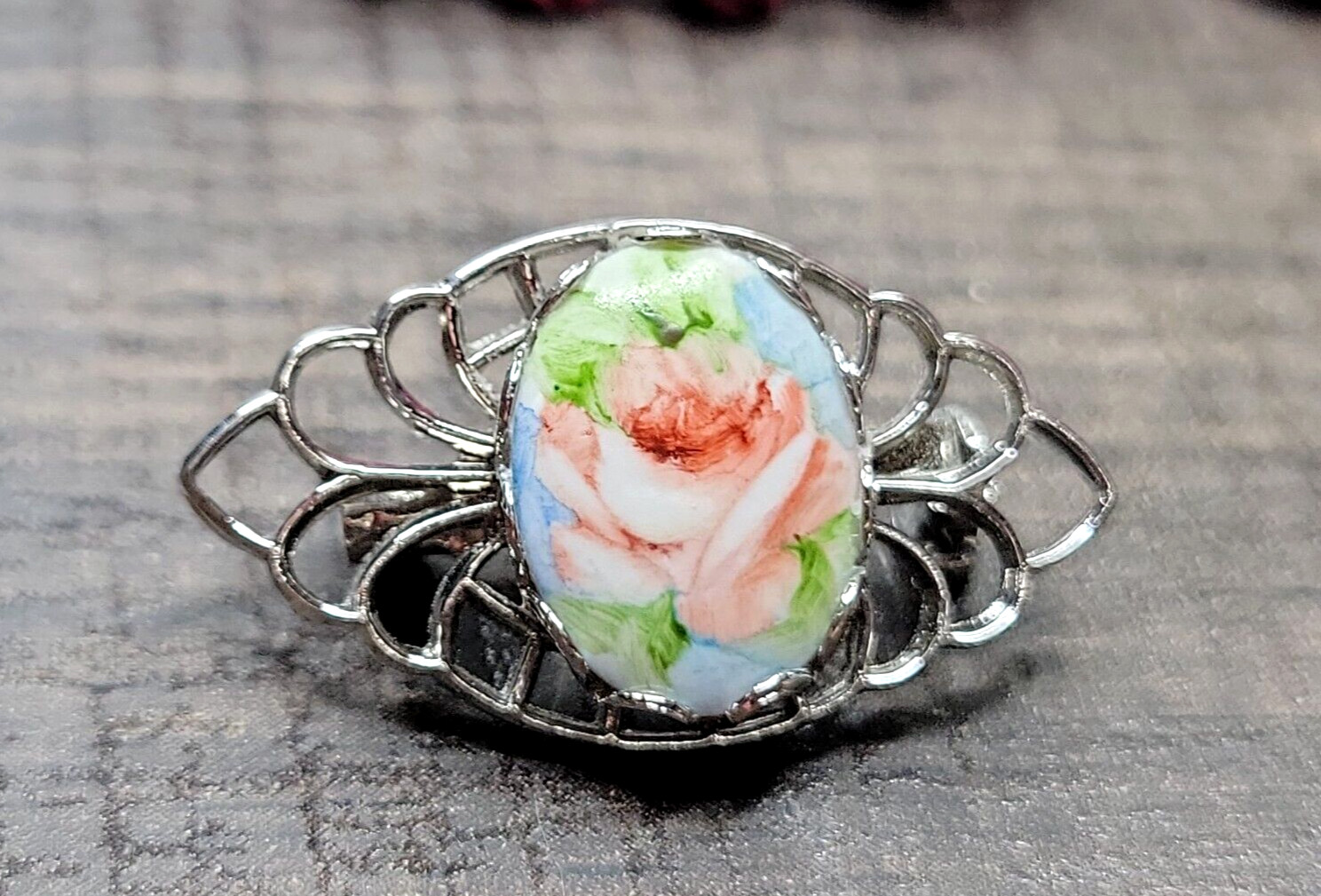 Small 1 And 1/2 Inch Vintage Rose Broch.