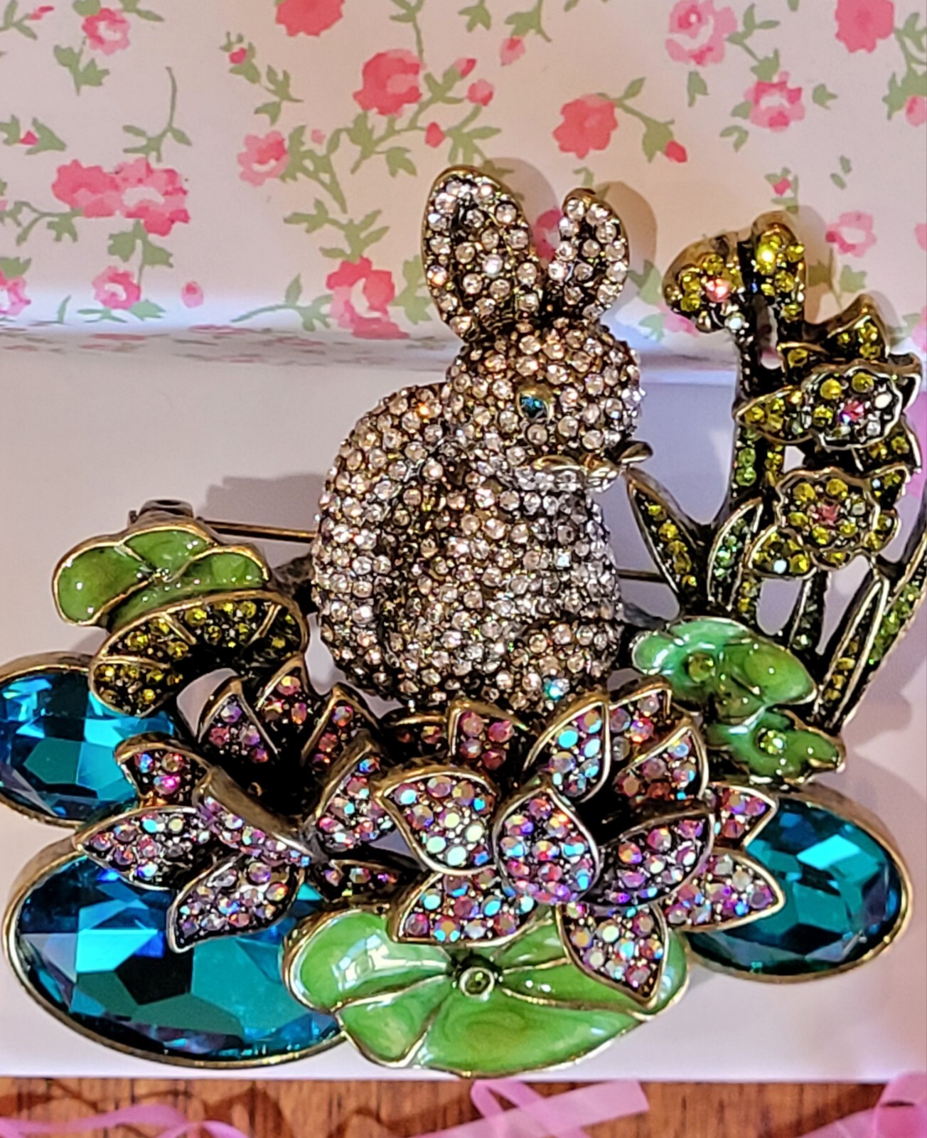 STUNNING ART DESIGNER EASTER Multi- Layered RABBIT & FLOWERS CRYSTAL BROOCH NEW