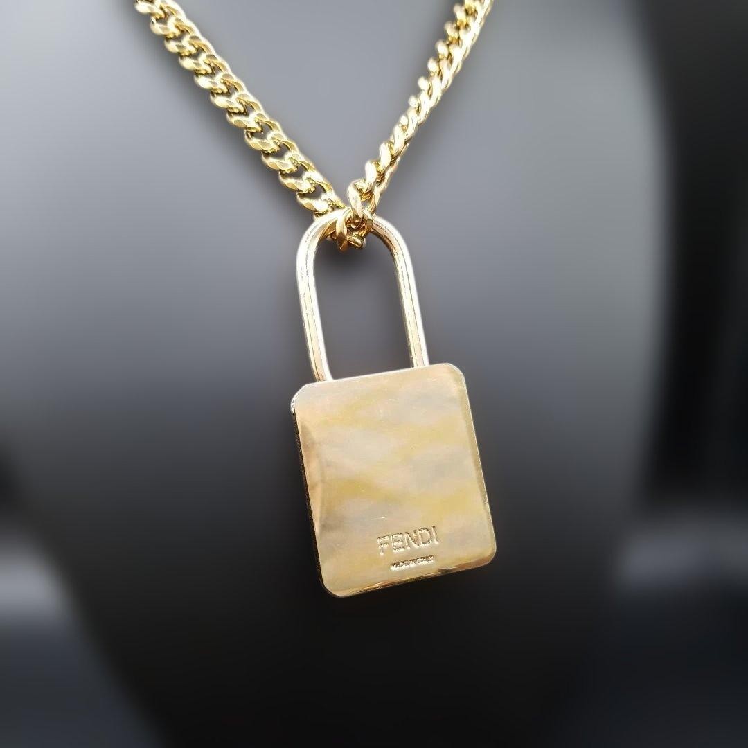 Fendi Black F Logo Padlock Gold Cadena Women’s Necklace – Excellent Condition