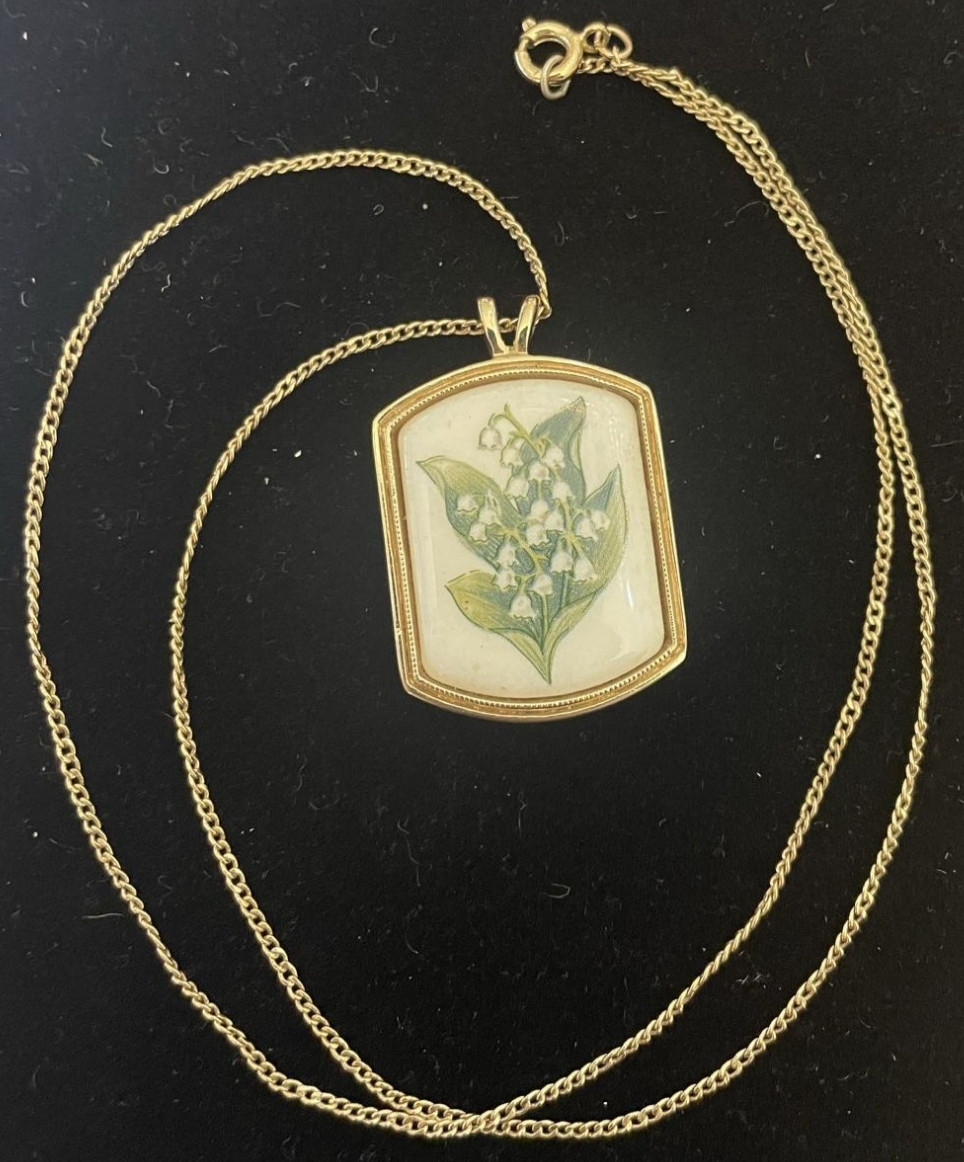AVON signed Green Leaf Pendant on Goldtoned Chain Necklace. Gift box