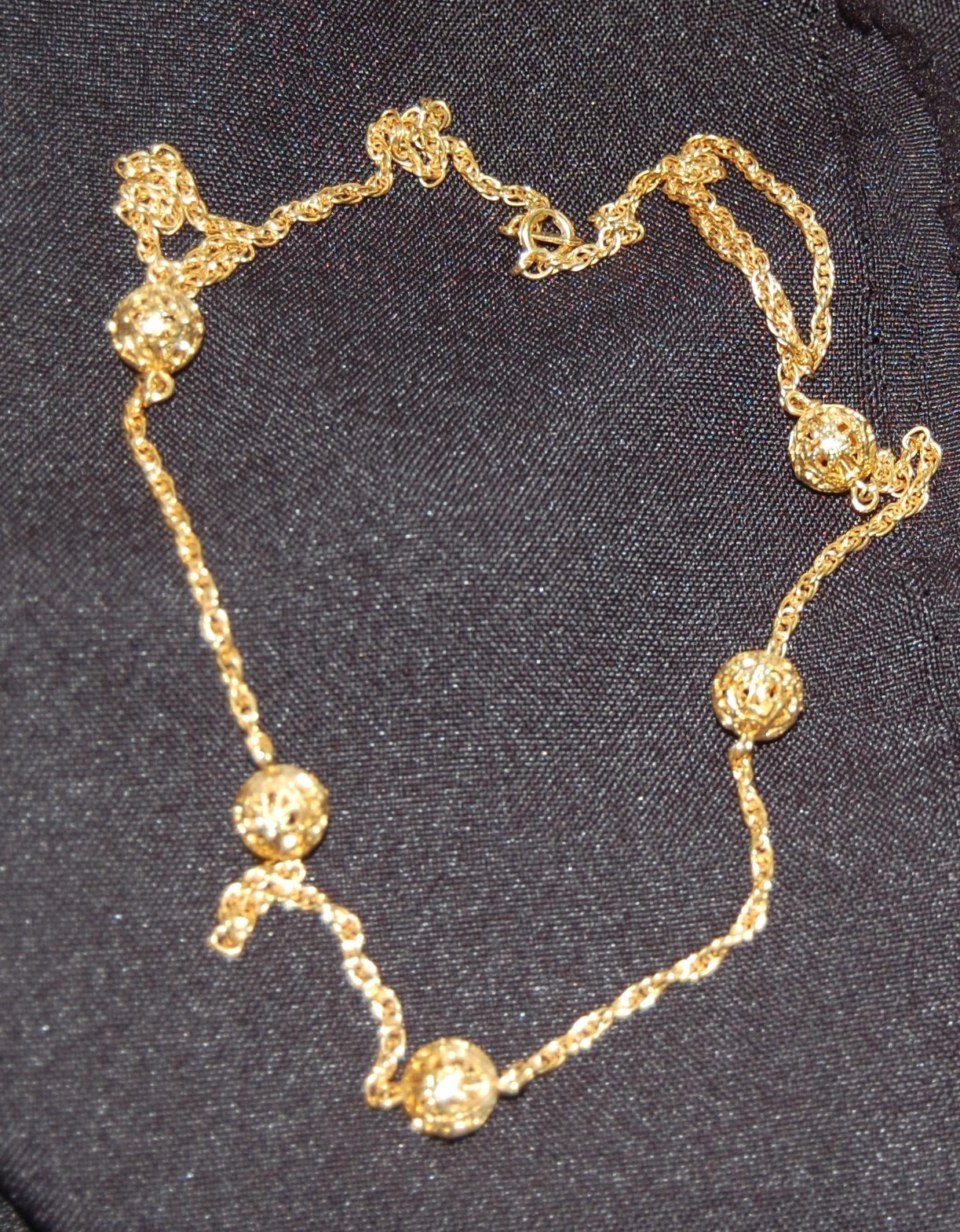 Very Unique Beautiful 26″ Necklace has (5) 4cm Round Gold Spheres Chain Necklace
