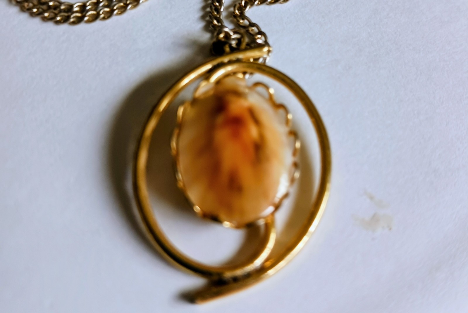 Gold Tone Oval Natural Shell Pendant Necklace Cable Chain Spring Ring Bezel