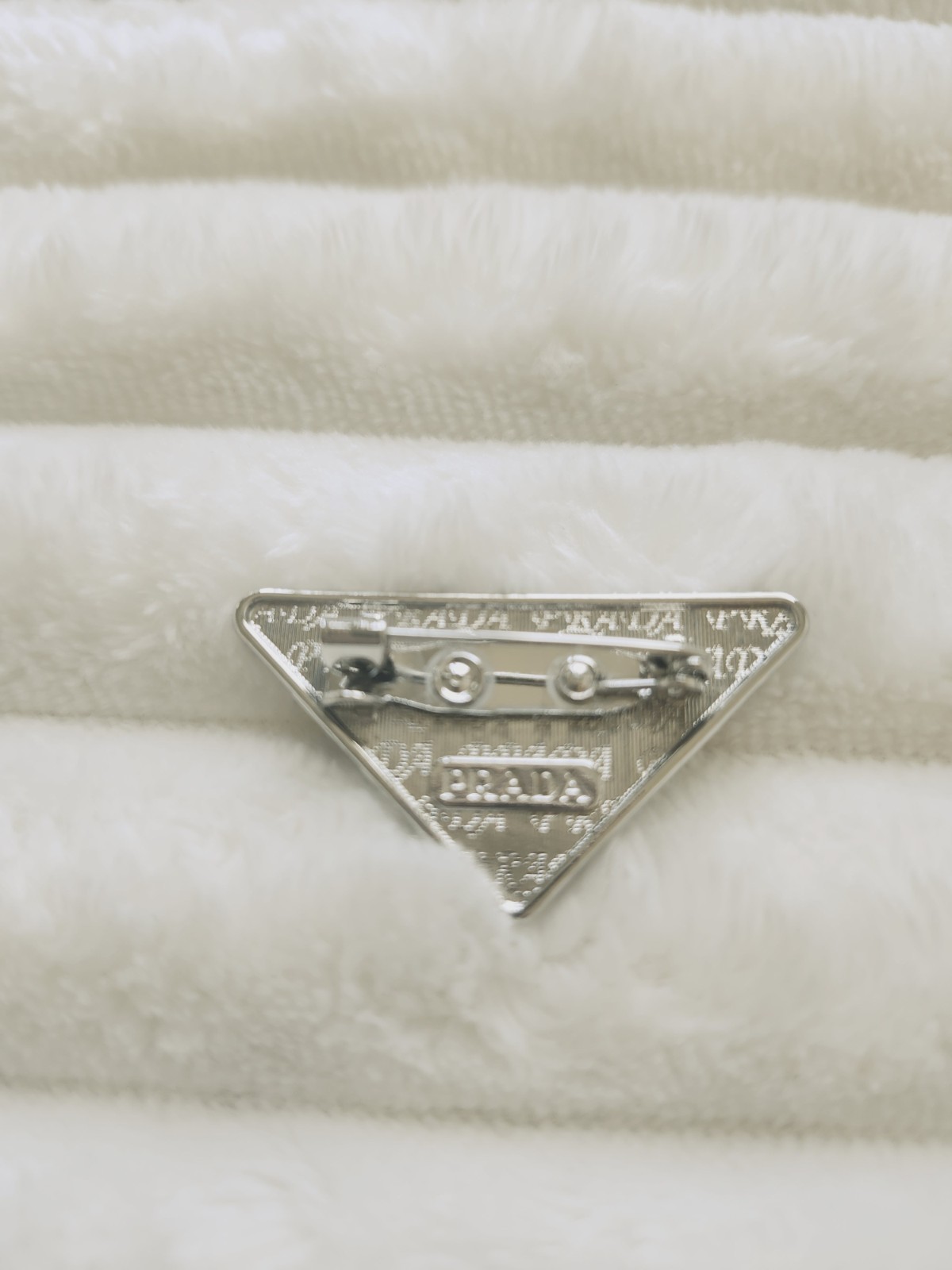 Prada Black Triangle Broch Pin 1,5″