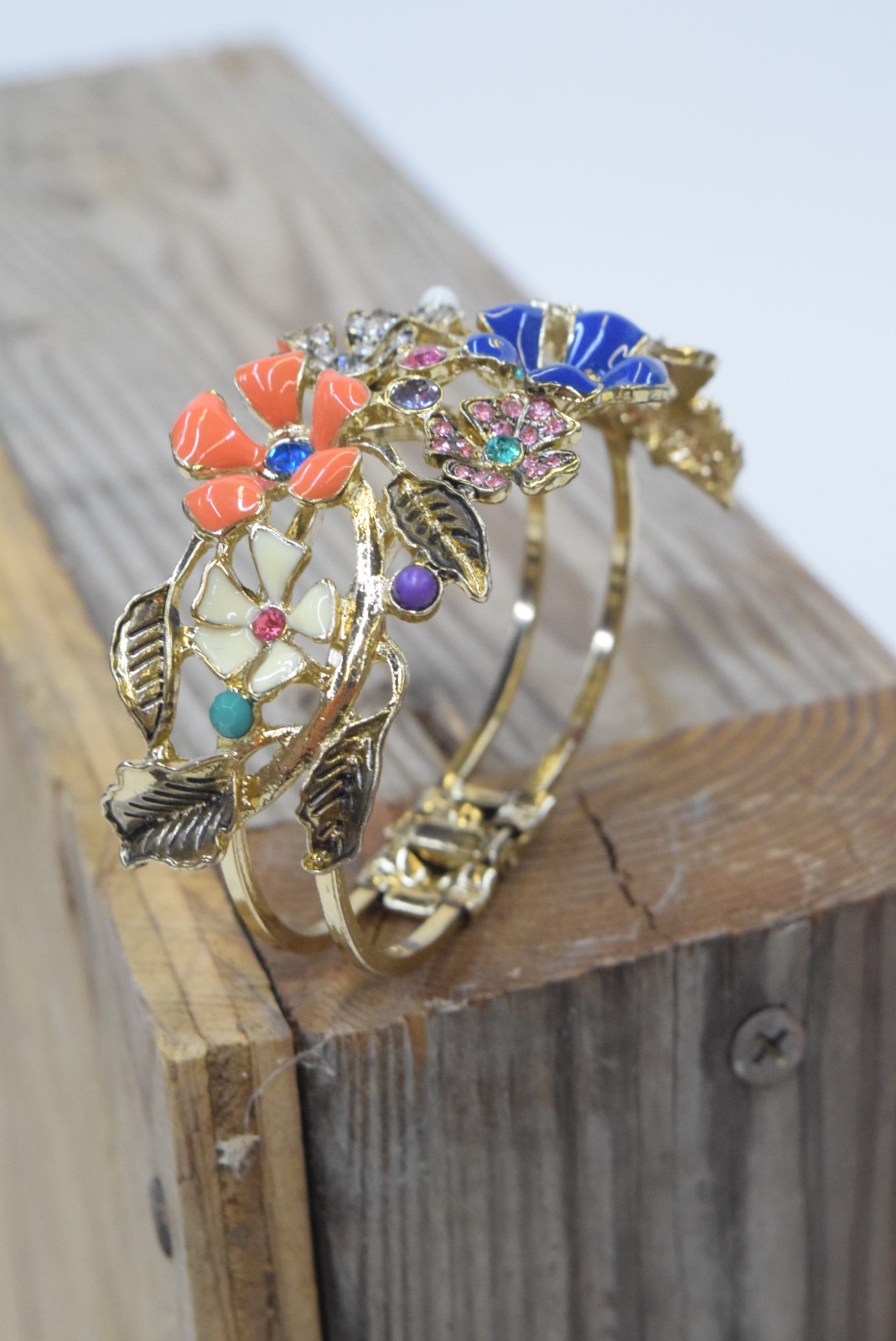 WOMEN’S COLORFUL BROCHE STYLE FASHION BRACELET.