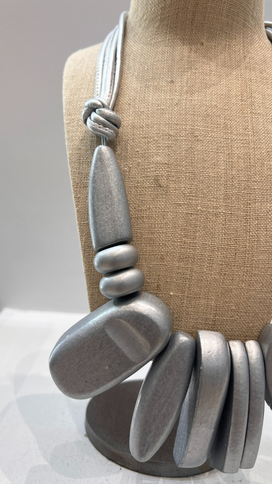 Le streghe women wood statment necklace in gray/silver